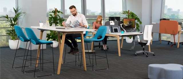 Opertive desk Levitate
